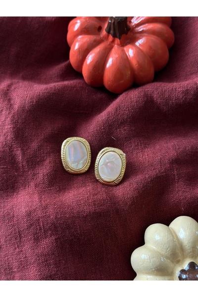 Butik Classic Oval Shell Earrings
