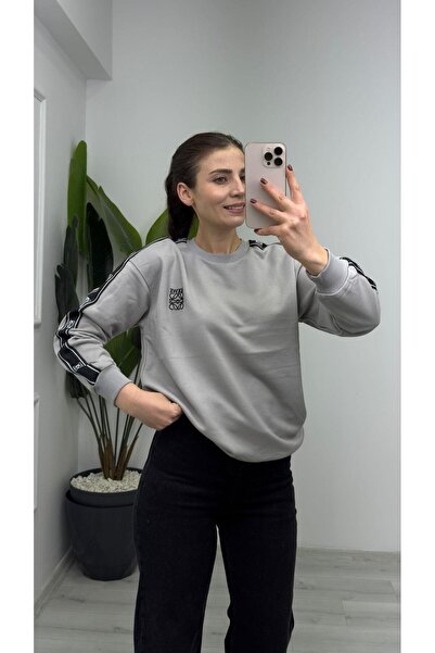 TUNAM BUTİK 2014 سويت شيرت رمادي اللون مع تفاصيل شريطية وطباعة على الأكمام