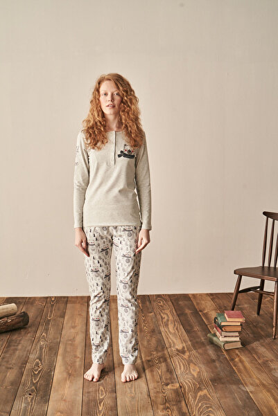 Stylish بجامة أنيقة بأزرار بلون رصاصي فاتح بطبعات شتوية لطيفة