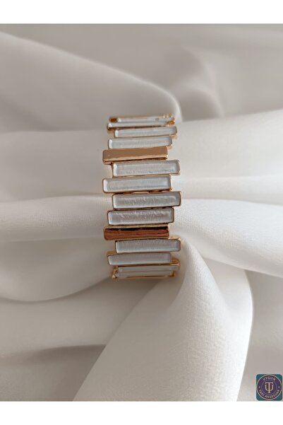 uyguntakıaksesuar سوار من الفولاذ الذهبي مع تفاصيل بيضاء - تصميم أنيق لا يتأكسد