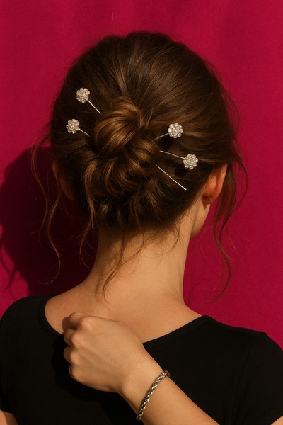 YASEMİN KAPLAN مشبك شعر رومانسي بتفاصيل الورد واللؤلؤ