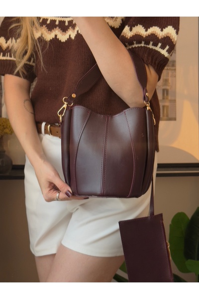 mèche atelier since 2024 حقيبة يد وكتف نسائية من كاتي باللون الأحمر الداكن