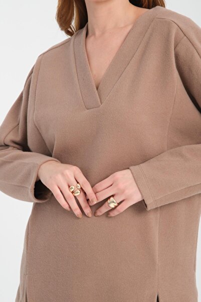 Shoppingdimoda سويت شيرت من قماش سالونيك برقبة على شكل حرف V