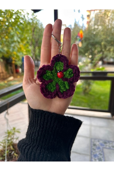 yucin ميدالية مفاتيح مصنوعة يدويًا على شكل زهرة أرجوانية على شكل خنفساء الحظ - تعليقة للحقيبة