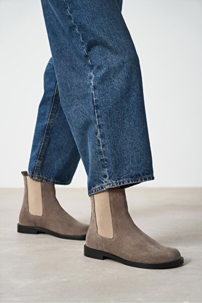 NİŞANTAŞI SHOES Chelsea Koyu Bej Süet Hakiki Deri Lastik Detaylı Düz Taban Kadın Bot