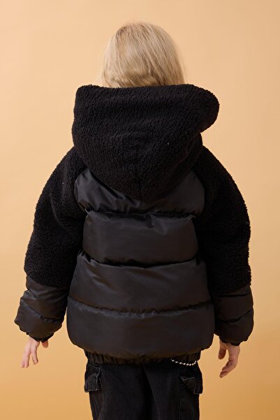 Perendi Παιδικό πουπουλένιο παλτό με κουκούλα και βελούδινο μανίκι – Μαύρο