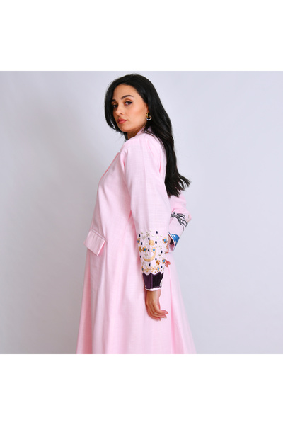 HAWRAA بليزر مبطن بقصة اي لاين بجيوب امامية وتطريز على الاكمام بلون وردي فاتح