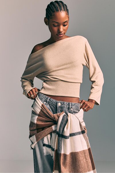 Stradivarius Bel kısmı dar geniş yaka örme tişört