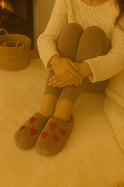 ALB TERLİK AYAKKABI SAN. TİC. LTD. ŞTİ. Γυναικείες παντόφλες Heart Plush – Μαλακές, ζεστές σόλες, άνετες χειμερινές με κόκκινο σχέδιο καρδιάς