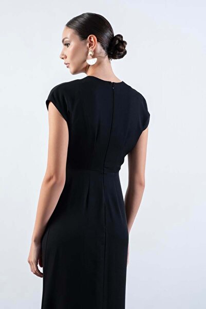 Spazio Ovaldes V Yaka Pileli Anvelop Belde Aksesuar Detaylı Elbise SİYAH