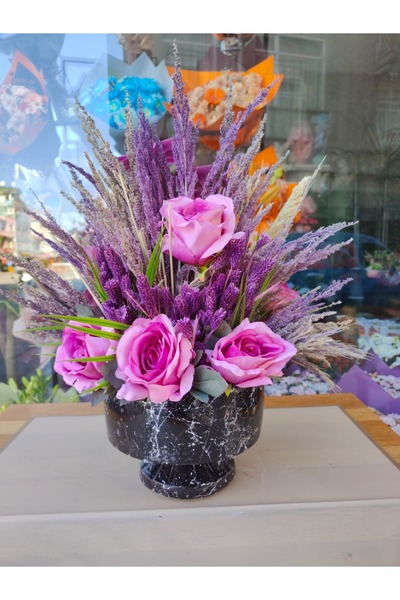 ilksem çiçekçilik Siyah Mermer Desenli Kadeh Vazoda Canlı Pembe Güllü ve Lava...