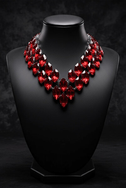 TAKIŞTIR قلادة فستان سهرة بتصميم مفصل باللون الأحمر مع تفاصيل حجرية