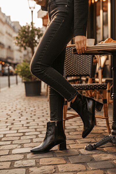 DİVOLYA Γυναικείες μπότες καθημερινής χρήσης Fiamma μαύρες με τσαλακωμένο λουστρίνι (τακούνι 5 εκ.)