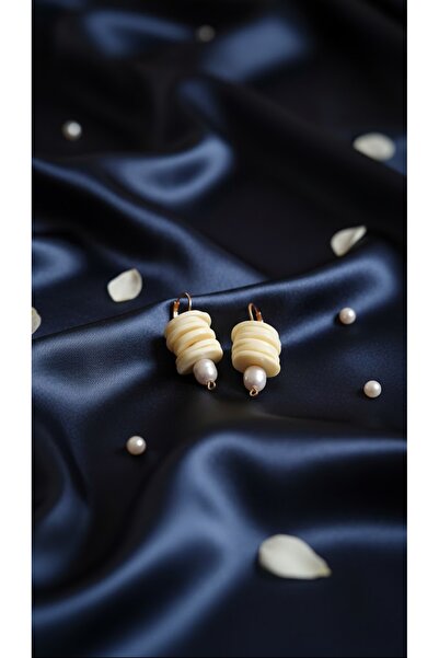 Lu Atelier Ivory Pearl El Yapımı Polimer Kil Küpe – Krem Spiral Form ve İnci Detaylı