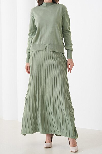 VAGGON Half Turtleneck Sweater and Midi Length Pleated Skirt Set