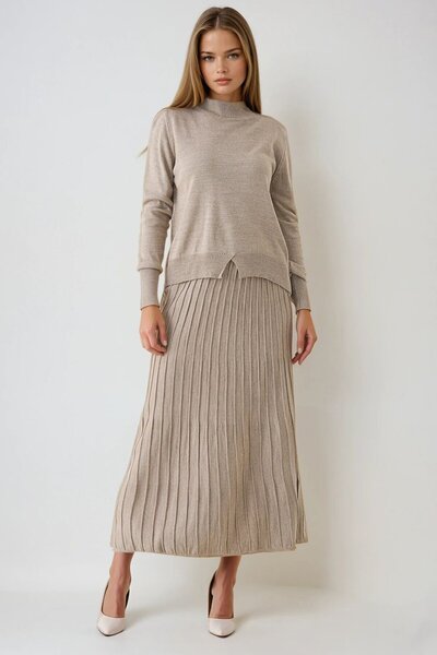 VAGGON Half Turtleneck Sweater and Midi Length Pleated Skirt Set