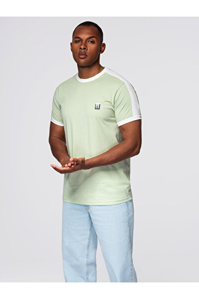 OMBRE Pánske tričko s kontrastnými pruhmi - pistáciová V9 OM-TSCT-0115