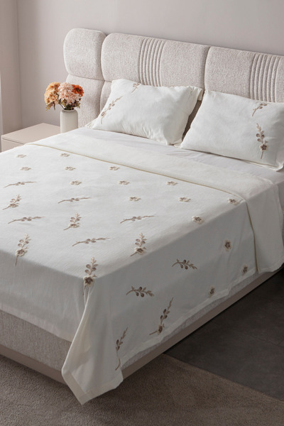 BUGİ HOME COLLECTİON Seren Desen Çift Kişilik Nakışlı Yatak Örtüsü Seti Şönil Kumaş Punch Nakışlı 240x260cm