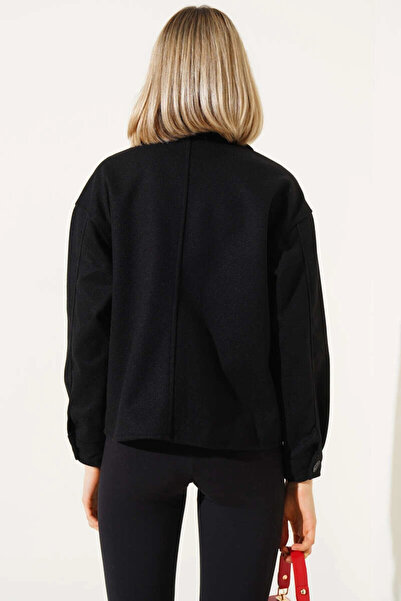 hazelin Γυναικείο κοντό καστανό μπουφάν με μαύρα κουμπιά και τσέπες HZL25W-BD107131