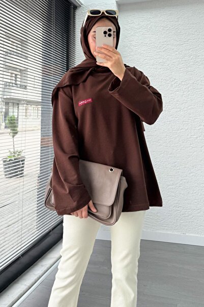 MELEK ARAZ Oversize kroj Ženska majica sa detaljima etikete – Smeđa