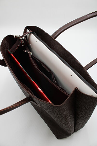 LASSO Kadın Kahverengi Charm Detaylı Büyük Boy Fermuarlı İç Cepli El, Kol ve Omuz Çantası