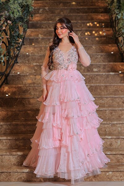 Lara فستان يتميّز بتصميم أنثوي ناعم وأنيق بلون وردي ساحر