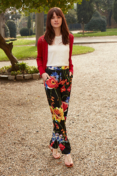 Stylish طقم منزلي غاية في الفخامة مكون من ثلاث قطع بتوب كريمي ورداء محبوك وبنطال أسود مشجر بخامة راقية