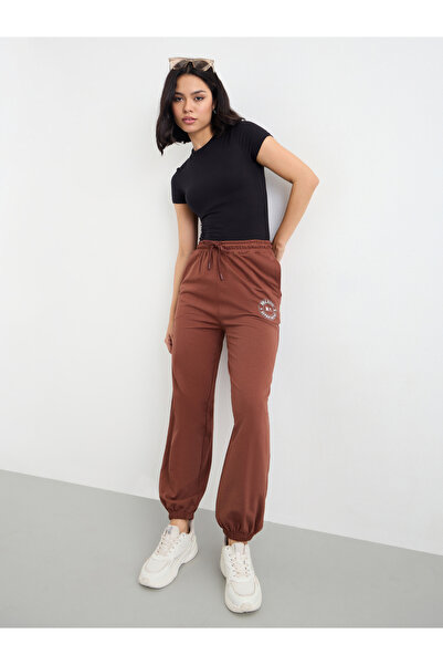 Styli بنطال رياضي بني مدبب بطبعة جرافيكية