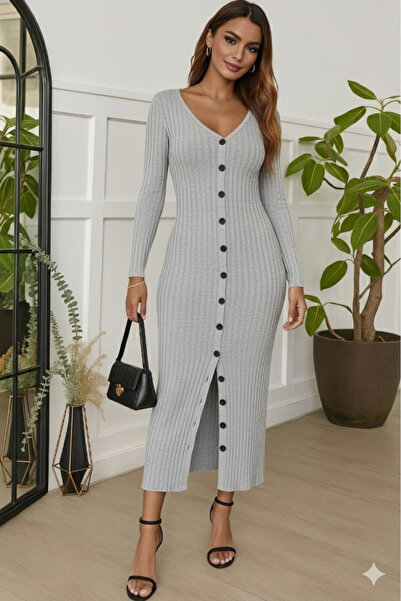 M&G PREMIUM BOUTIQUE Gri Düğmeli Uzun Kollu Triko Elbise – V Yaka Fit Kalıp | Şık, Zarif ve Rahat Günlük Elbise