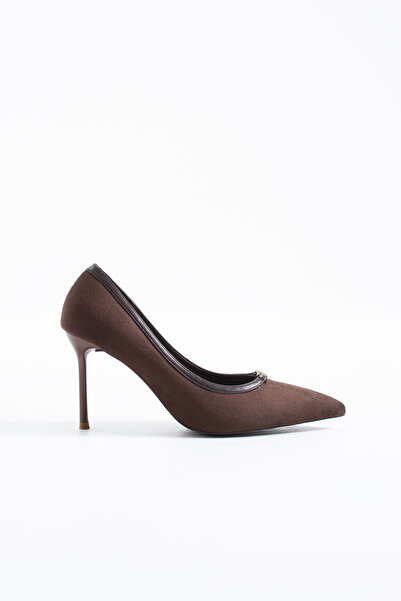 Siena Shoes حذاء أرتي كادون بكعب ستيليتو مزين بإبزيم، بني من جلد الغزال