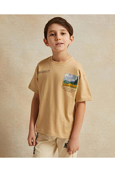 REDTAG تي شيرت فضفاض بطبعة رقعة بيج للأولاد