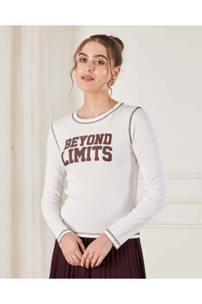 REDTAG تي شيرت نسائي عاجي مطبوع عليه ضلع