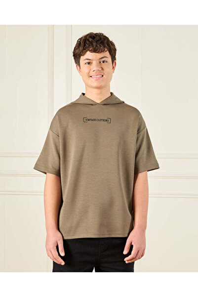 REDTAG تي شيرت نموذجي بغطاء رأس الزيتوني للأولاد الكبار