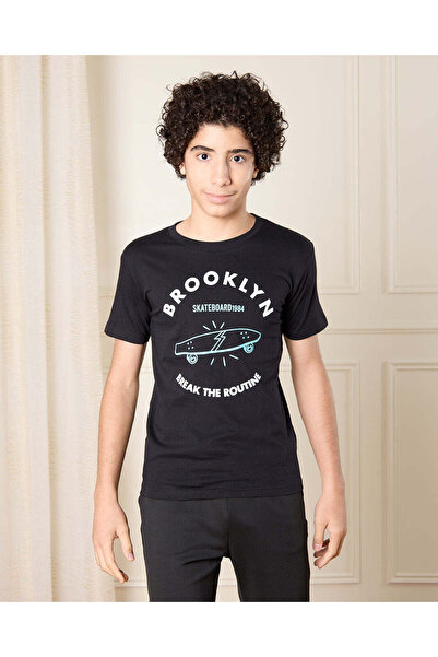 REDTAG تي شيرت أسود مطبوع عليه بروكلين للأولاد الكبار