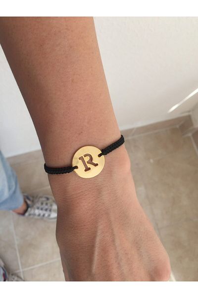 ACCESSORIES WORLD سوار قابل للتعديل بحبل أسود ذهبي اللون - حرف R