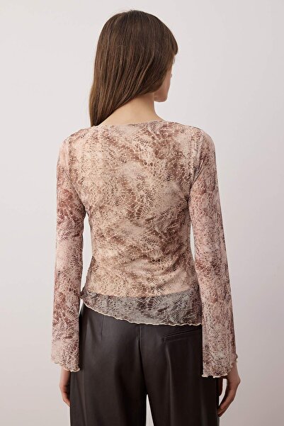 Trendyol Collection Ecru Abstract Animal Boat Neck Asymmetrical Detailed Fitted/Bodycon Knitted Blouse Twoaw26Bz00128