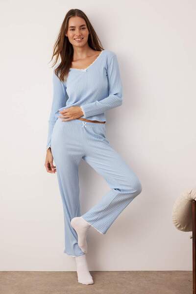Kolekcia Trendyol Baby Blue čipka a stuha/detail mašle Rebrované pletené pyžamo Thmaw25Pt00044