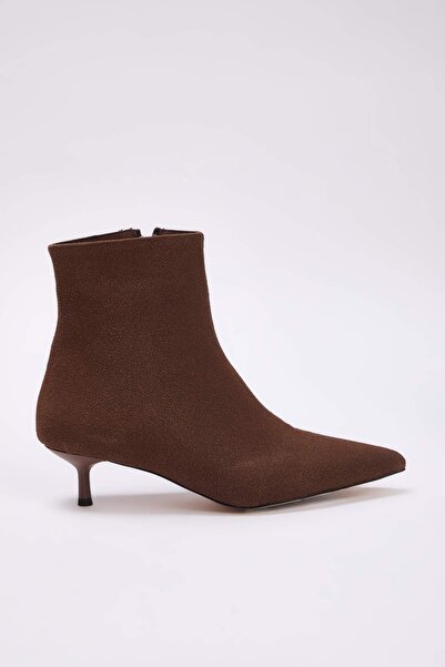 TRENDYOL SHOES Γυναικείες μπότες με λεπτό τακούνι σε καφέ σουέντ με μυτερή μύτη TAKAW26BO00045