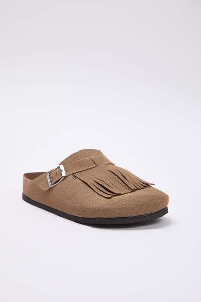 TRENDYOL SHOES Γυναικείες παντόφλες Sabo με λεπτομέρεια μπεζ φούντα, κλειστό μπροστινό μέρος και επίπεδη σόλα