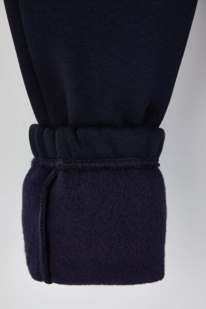 Trendyol Collection Μπλε ναυτικό κεντημένο κανονικό κομμένο παντελόνι με ελαστικό κορδόνι στο κάτω μέρος από φλις εσωτερικά TMNAW22EA0346