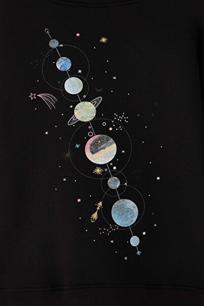 Trendyol Curve Μαύρο φούτερ με στάμπα Galaxy στην πλάτη, Oversize/Φαρδιά Κοπή, Με Φλις Εσωτερικά, Μεγάλο Μέγεθος TBBAW26AO00034
