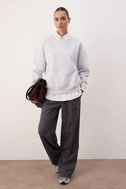 Trendyol Collection Kar Melanj Thick Fleece Inside Slogan Embroidered Oversize Crew Neck Knitted Sweatshirt Twoaw26Sw00078