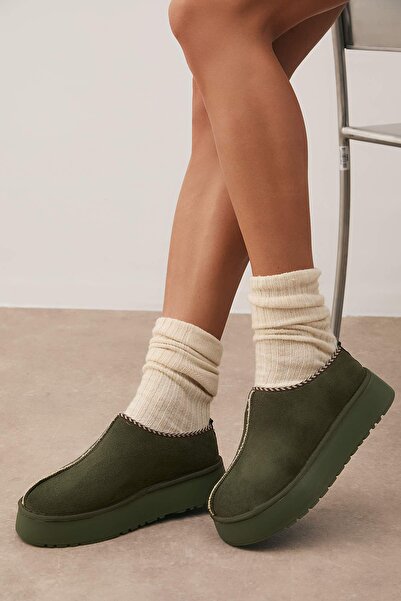 TRENDYOL SHOES Γυναικείες παντόφλες με χακί κέντημα με λεπτομέρειες, με επένδυση από γούνα, χοντρή σόλα, μποτάκια TAKAW26BO00003