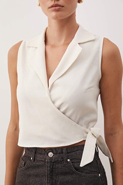 Trendyol Collection Beigefarbene, gewebte Leinenbluse mit Schnürung TWOSS23BZ00550