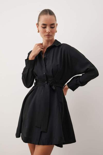 Trendyol Collection Mini sukienka koszulowa z tkaniny - czarny pasek, Twoaw25el00154