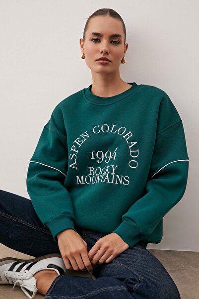 Trendyol Collection Emerald Green Thick Fleece Inside Slogan Embroidered Oversize Crew Neck Knitted Sweatshirt Twoaw26Sw00078