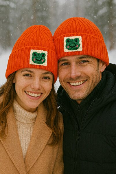 byebruketenci Луксозна шапка от оранжева вълна с детайли от зелена жаба, унисекс