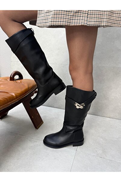 Elvinin Tarzı Nadia Toka Detaylı Düz Taban Çizme ( Siyah Deri )