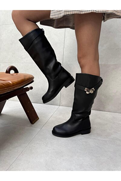 Elvinin Tarzı Nadia Toka Detaylı Düz Taban Çizme ( Siyah Deri )
