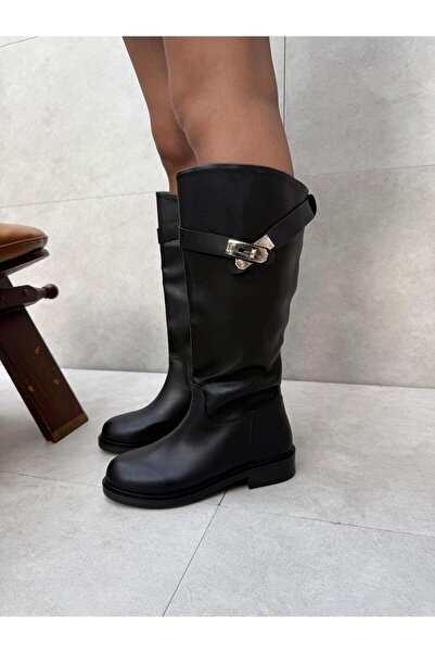 Elvinin Tarzı Nadia Toka Detaylı Düz Taban Çizme ( Siyah Deri )